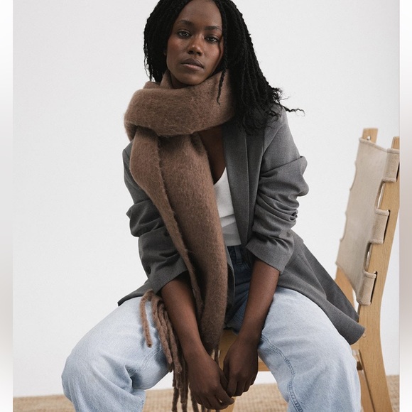 Gigi pip brown oversized fluffy blanket scarf - Picture 3 of 4